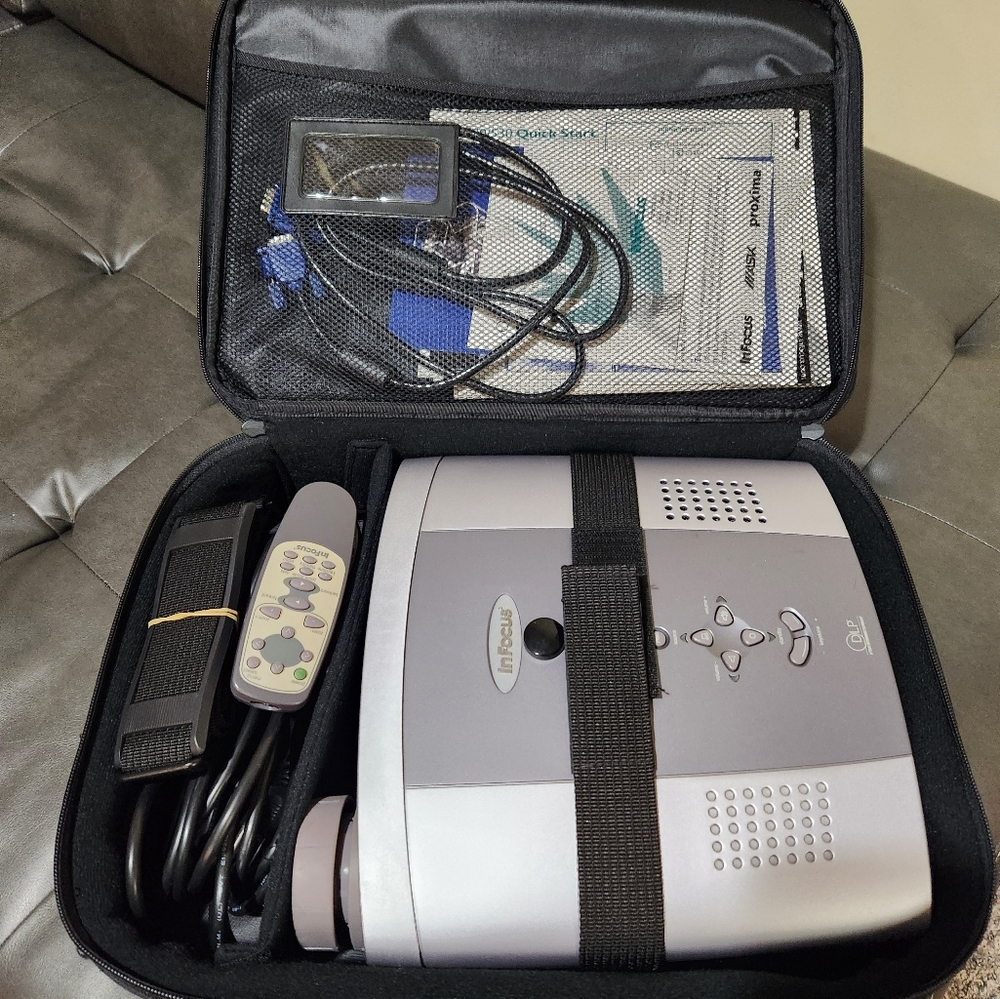 InFocus LP 500 Projector - Picture 2 of 7